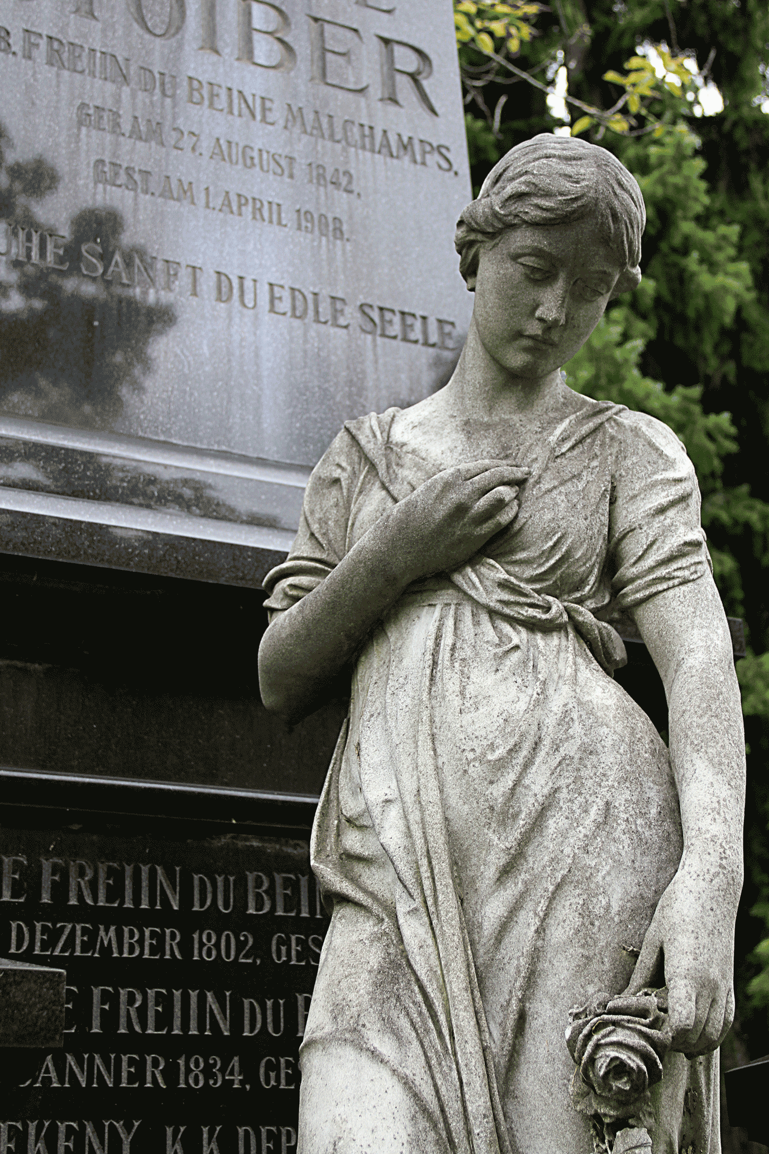 Statue einer trauernden Ehefrau/Frau in Wien