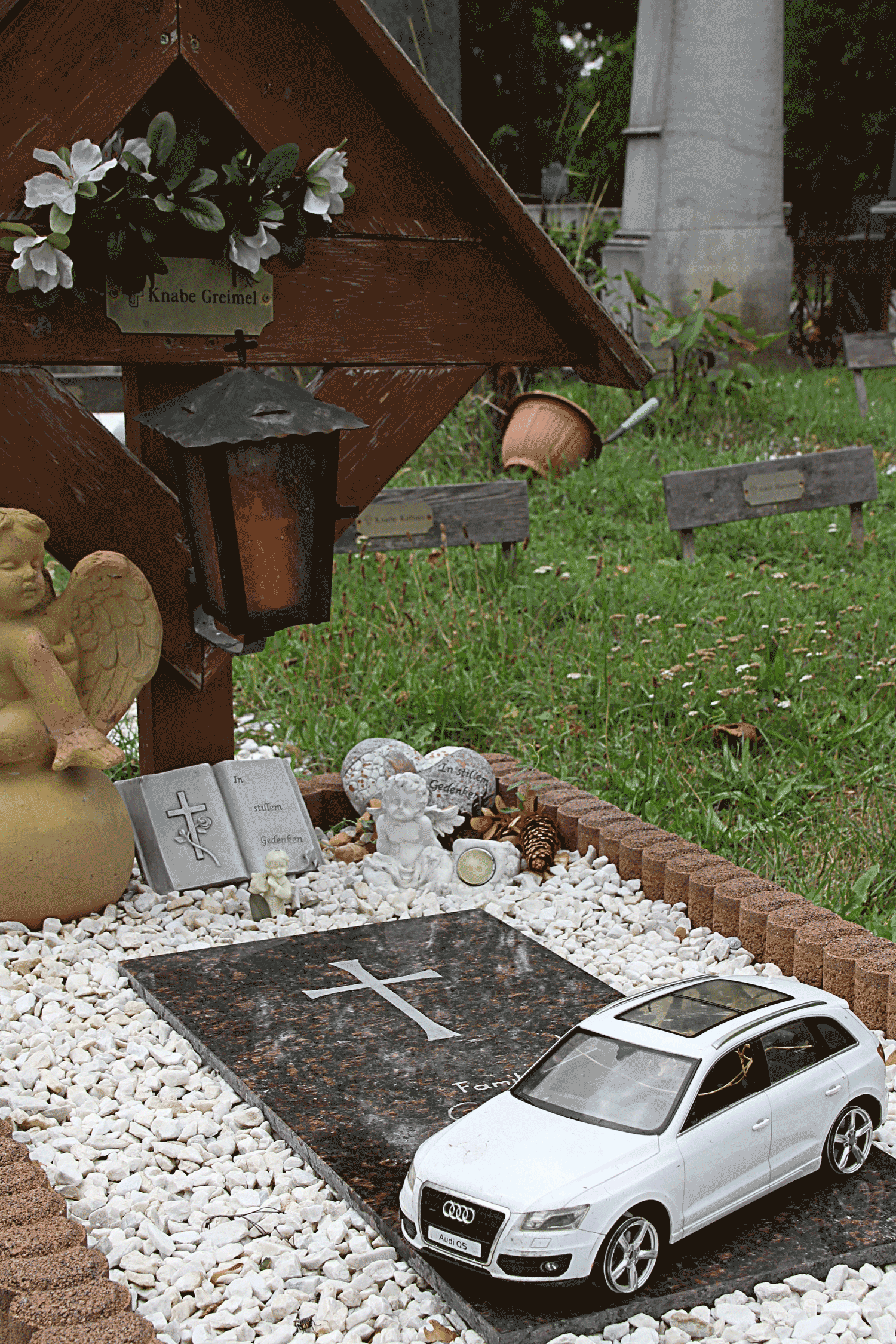 Knaben-Grab (Boy-grave) with car in Vienna